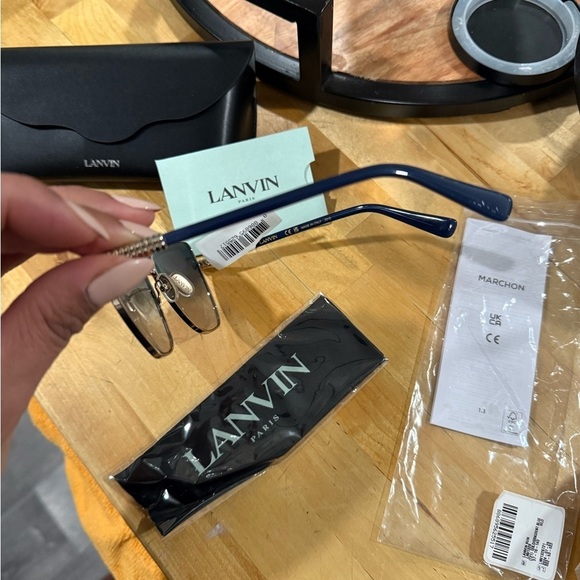 Lavin sunglassed - Picture 4 of 6